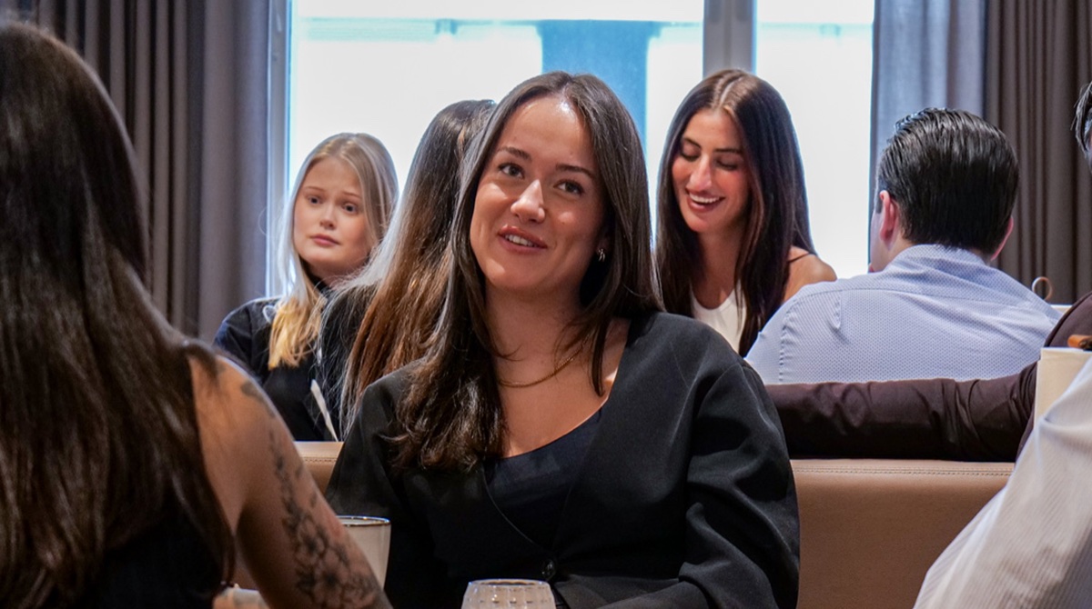 Livia, säljare på iSales, i samtal med kollegor