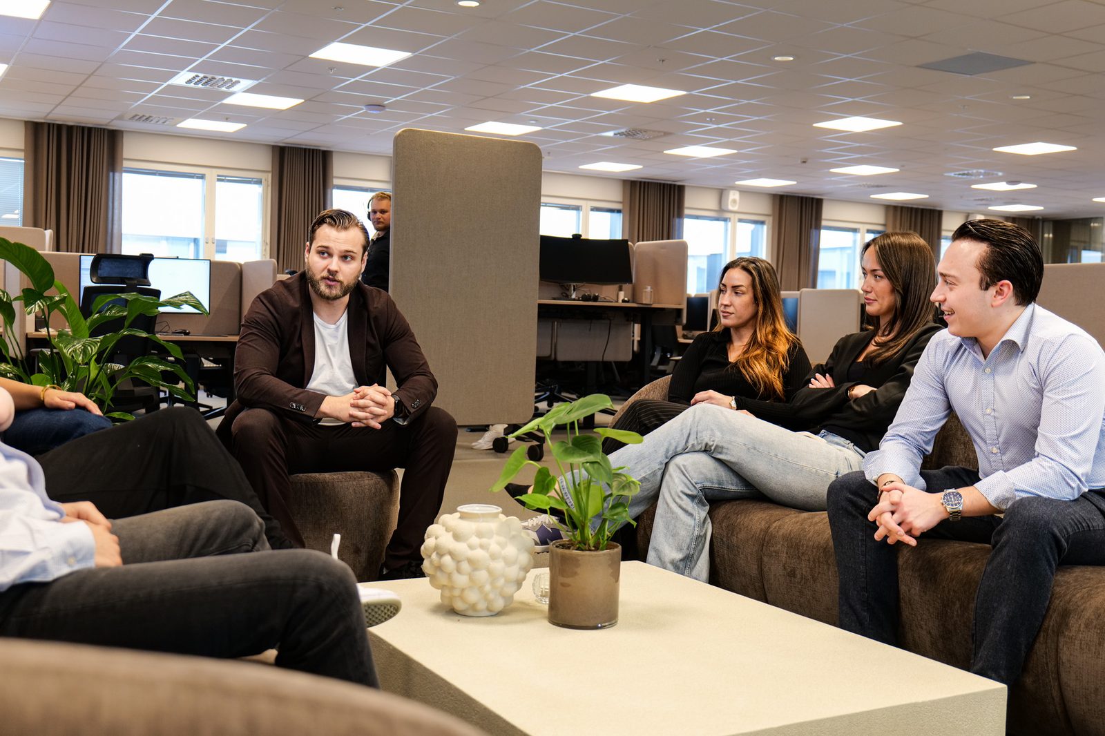 Kollegor på iSales i samtal i loungen